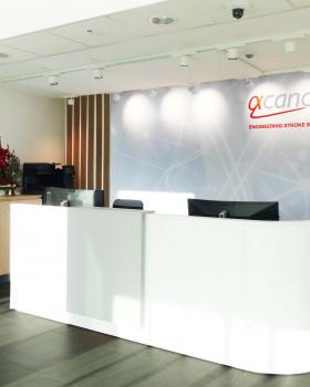 Empfangstheke mit Akustikrückwand