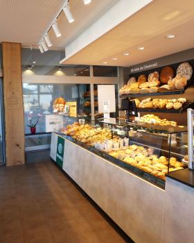 Der Thekenbereich ist schlicht und großzügig gehalten.