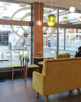 Sitzbereich mit großer Glasfront