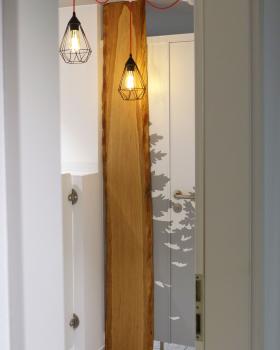 Der sterile Sanitärbereich im Untergeschoss wurde mit Waldmotiven und bunten Leuchten freundlicher gestaltet.