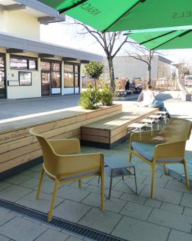 Terrasse mit Sitzinsel als Einfassung