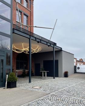 Vorplatz mit neuem Vordach