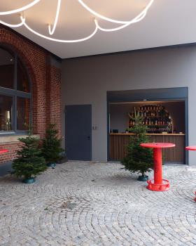 überdachter Vorplatz mit geöffneter Außenbar