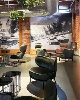 Bar mit abgehängten Pflanzkörben und verschieblichen Motivwänden vor den Rolltoren