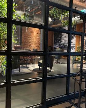 Blick durch die Glaselementewand