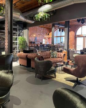 Bar mit abgependelten Pflanzkörben